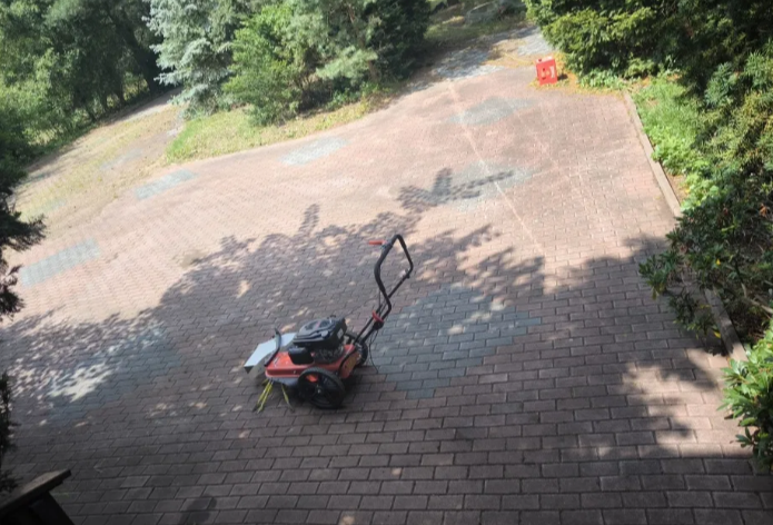 Spalinowa odchwaszczarka na podjeździe z kostki brukowej